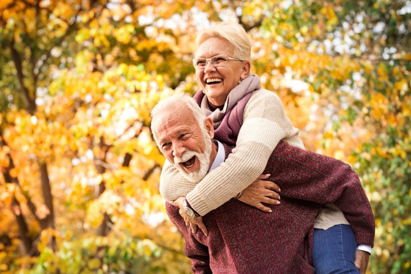 Ludzie z bardziej optymistycznym nastawieniem do życia, częściej dożywają 85 lat /123RF/PICSEL