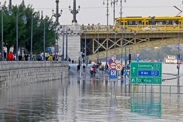 Ludzie z niepokojem patrzą na stan Dunaju w Budapeszcie /Peter Lakatos /PAP/EPA