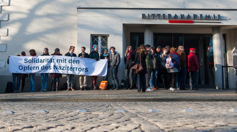 Ludzie z transparentem "Solidarność z ofiarami nazistowskiego terroru" przed Ritterakademie, gdzie toczy się proces /PAP