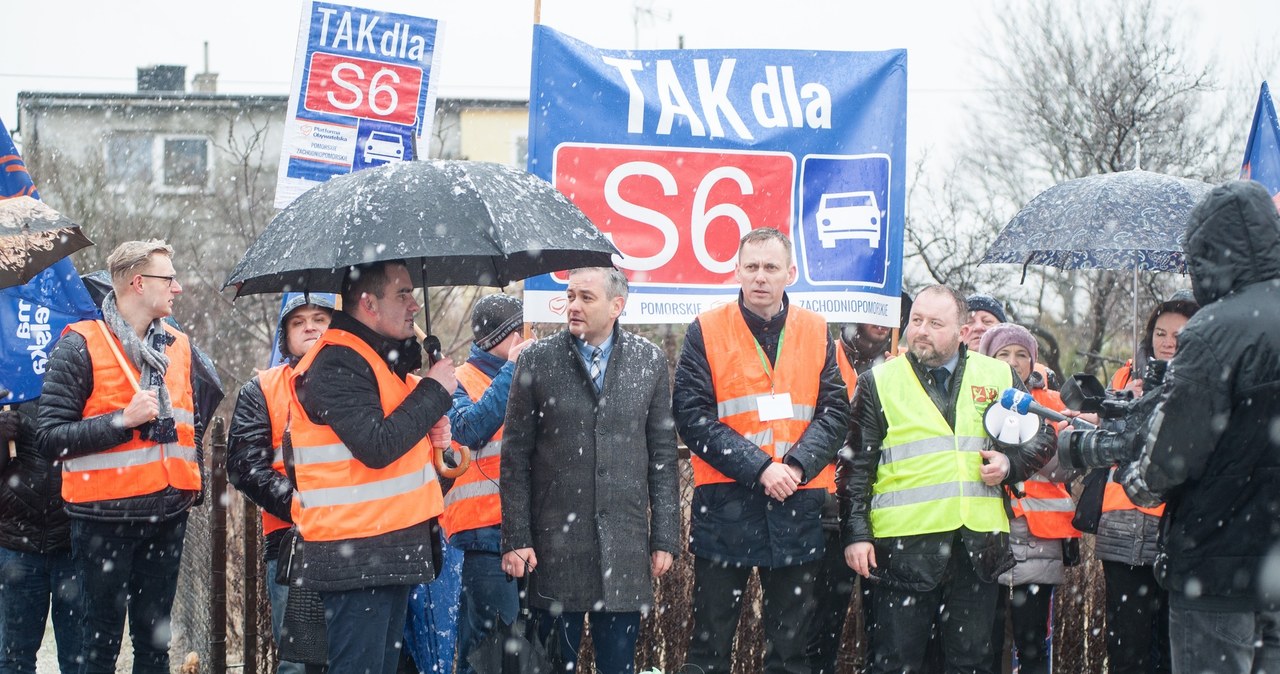 Ludzie żądają drogi, ale budowa S6 idzie niezwykle opornie... /Marcin Kamiński /East News