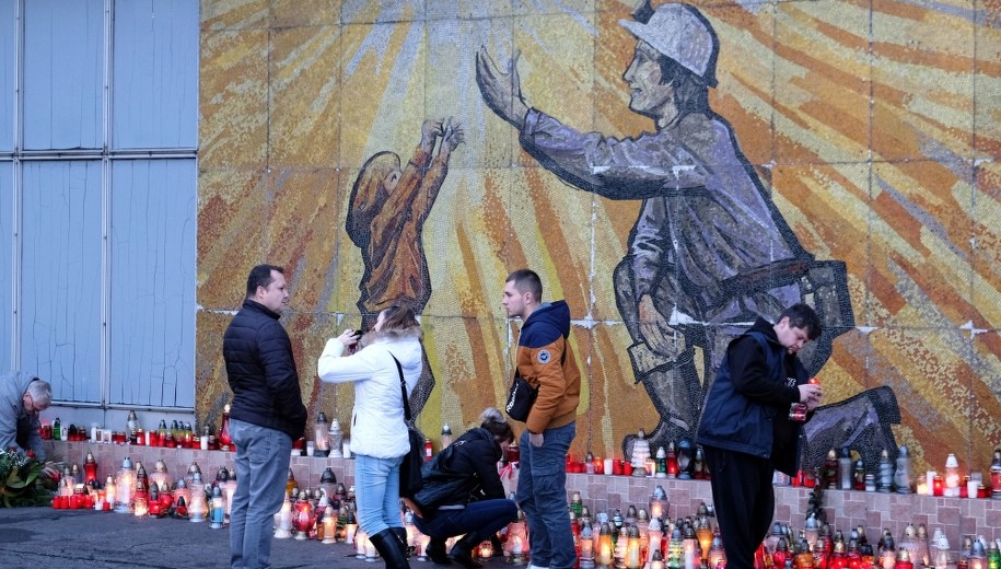 Ludzie zapalają znicze przed kopalnią CSM Stonava / 	Andrzej Grygiel    /PAP