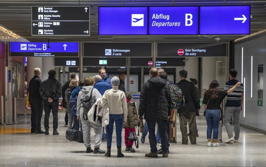 Ludzie zbierają się przy wejściu do odlotów na lotnisku we Frankfurcie w Niemczech, 3 stycznia 2025 /Zhang Fan    /East News