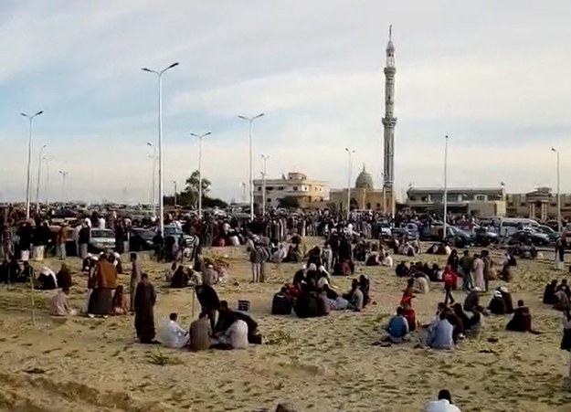 Ludzie zbierający się przed meczetem w Bir al-Abd /STR /PAP/EPA