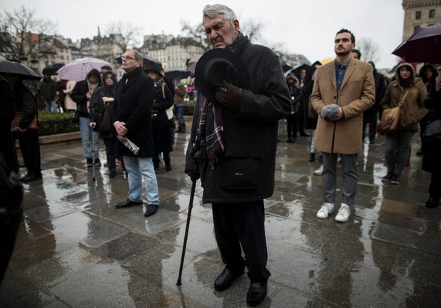 Ludzie zebrali się na minutę ciszy przed katedrą Notre Dame /IAN LANGSDON /PAP/EPA