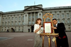 Ludzie zebrani pod Pałacem Buckingham szaleli ze szczęścia