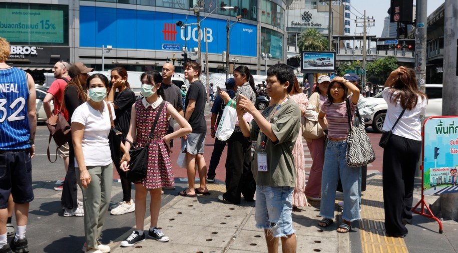 Ludzie zgromadzeni na ulicach Bangkoku /NARONG SANGNAK    /PAP/EPA