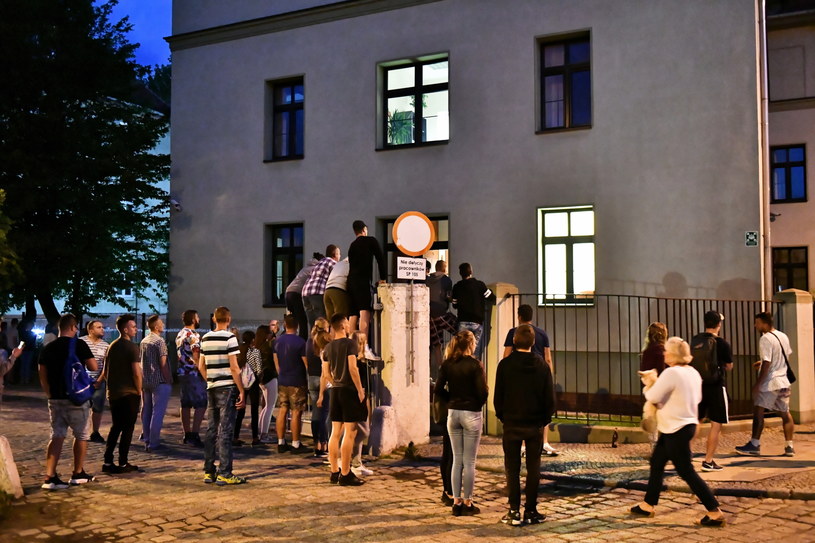 Ludzie zgromadzeni przed prokuraturą w Świdnicy / 	Maciej Kulczyński    /PAP