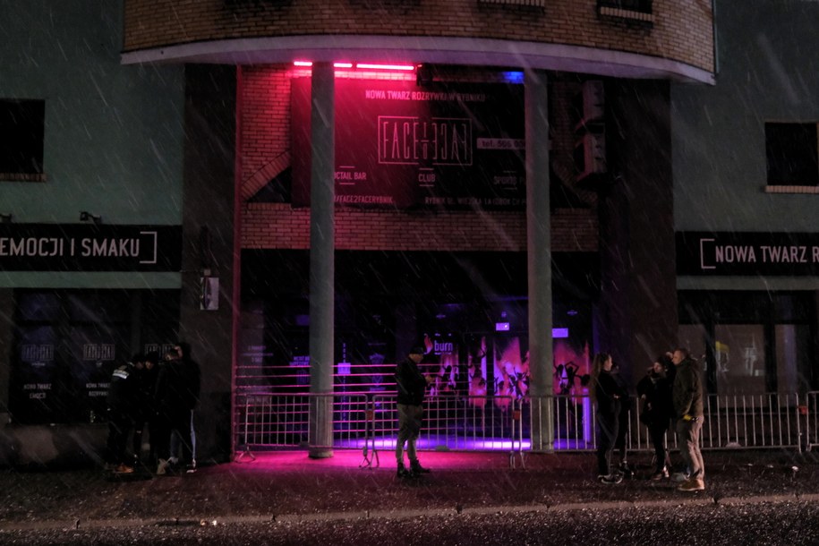 Ludzie zgromadzeni przed zamkniętym klubem Face 2 Face w Rybniku /Hanna Bardo /PAP