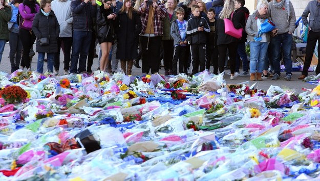 Ludzie zostawiają kwiaty przy stadionie, gdzie doszło do tragedii /Tim Keeton /PAP/EPA
