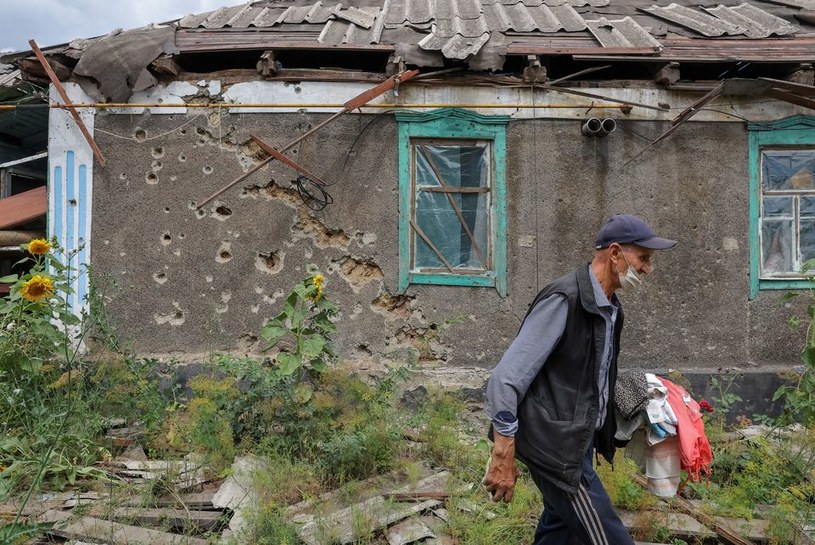 Ludzie żyjący dalej w Popasnej, ukrywają się w często w ruinach swoich domów /ALEXANDER ERMOCHENKO/Reuters /© 2022 Reuters