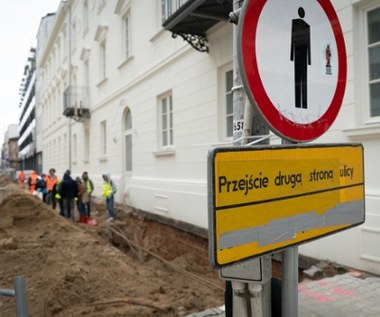 Ludzkie szczątki pod chodnikiem. Niezwykłe odkrycie podczas remontu ulicy w Warszawie