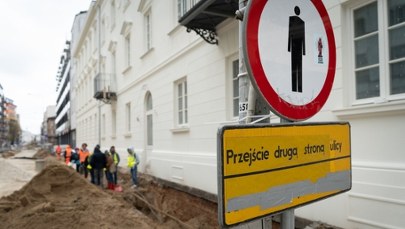 Ludzkie szczątki pod chodnikiem. Odkryto je podczas remontu ulic