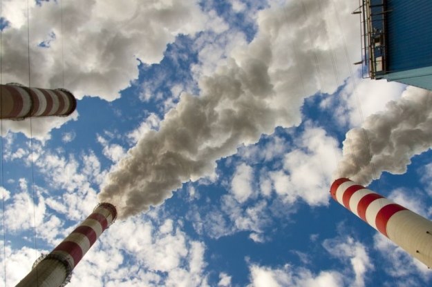 Ludzkość powinna ograniczyć emisję gazów cieplarnianych /123RF/PICSEL