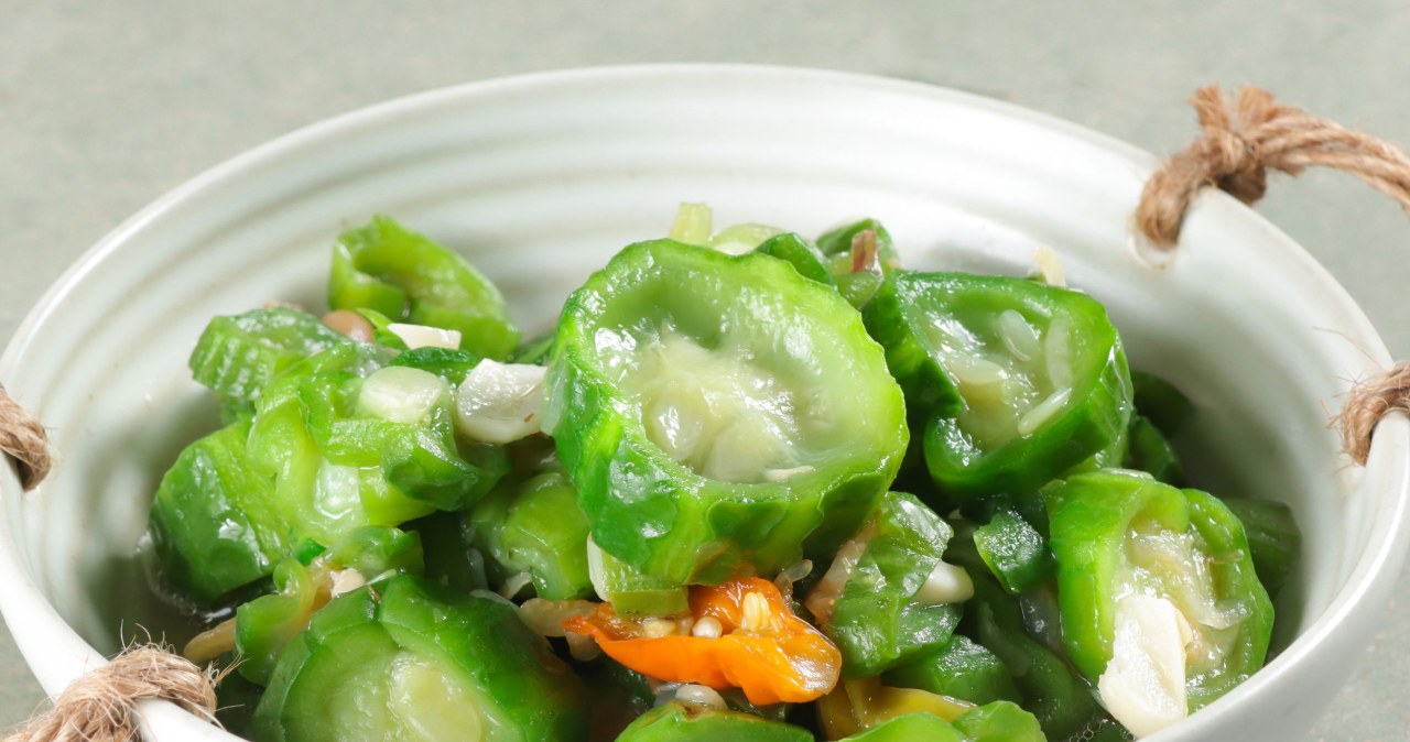 Luffa to nietypowe warzywo popularne w kuchni azjatyckiej /sri widyowai /Canva Pro