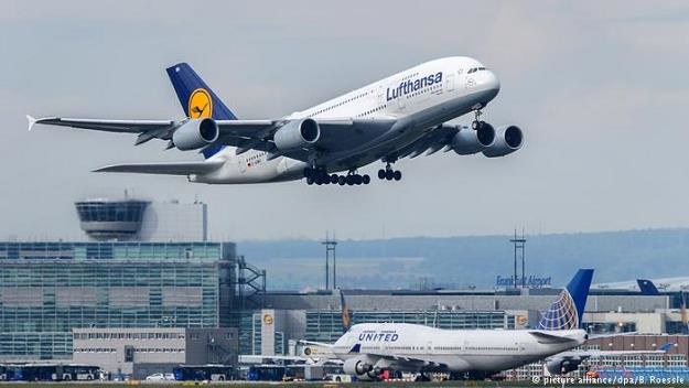 Lufthansa broni się przed zarzutami, że po bankructwie Air Berlin winduje znacznie ceny biletów /Deutsche Welle
