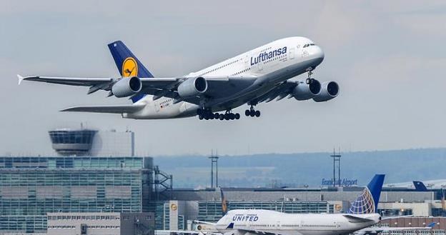 Lufthansa broni się przed zarzutami, że po bankructwie Air Berlin winduje znacznie ceny biletów /Deutsche Welle