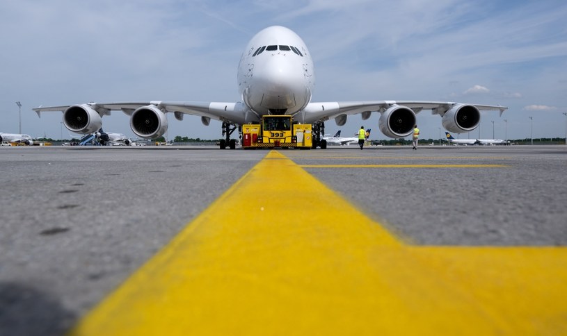 Lufthansa przywraca A380 na długie trasy. Na zdjęciu największy na świecie samolot pasażerski Airbus A380 /SVEN HOPPE /AFP