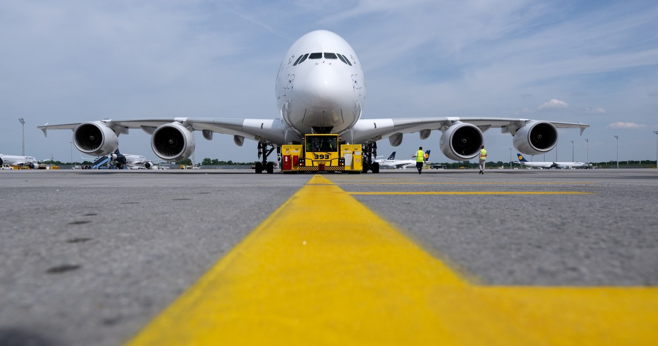 Lufthansa przywraca A380 na długie trasy. Na zdjęciu największy na świecie samolot pasażerski Airbus A380 /SVEN HOPPE /AFP