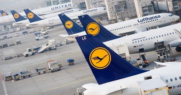 Lufthansa reaguje na rosnącą konkurencję w branży. I wprowadza rozwiązania znane z tanich linii /Deutsche Welle