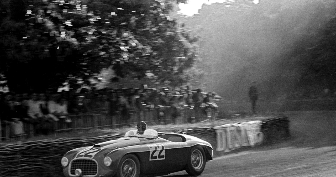 Luigi Chinetti za kierowcą ferrari 166 w czasie wyścigu Le Mans /Getty Images