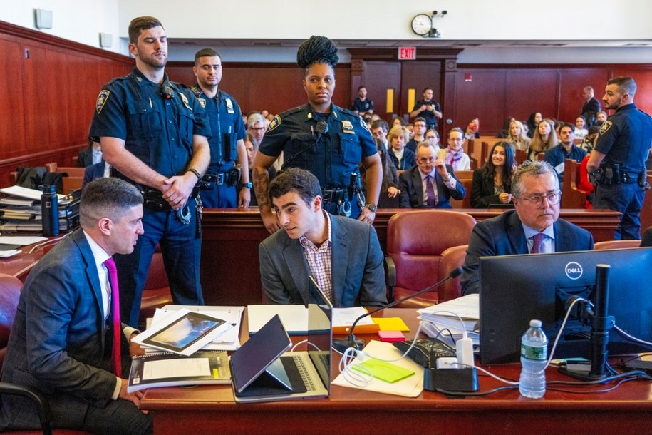 Luigi Mangione w trakcie przesłuchań konsultował się ze swoimi obrońcami /STEVEN HIRSCH / POOL /PAP/EPA