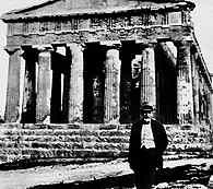 Luigi Pirandello, przed świątynią Zgody w Agrigento, Sycylia /Encyklopedia Internautica