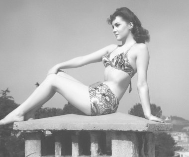 Luigia Lollobrigida urodziła się 4 lipca 1927 roku w Subiaco koło Rzymu. W stolicy Włoch ukończyła liceum artystyczne, a następnie wstąpiła na Akademię Sztuk Pięknych. W czasie studiów utrzymywała się, sprzedając karykatury. "Nie chciałam być aktorką, nie znałam kina, kochałam rzeźbę i miałam piękny głos"- przyznała "Lollo" po latach. W wieku lat 20 wygrała konkurs Miss Włoch, co otworzyło jej drzwi do miasteczka filmowego Cinecitta.