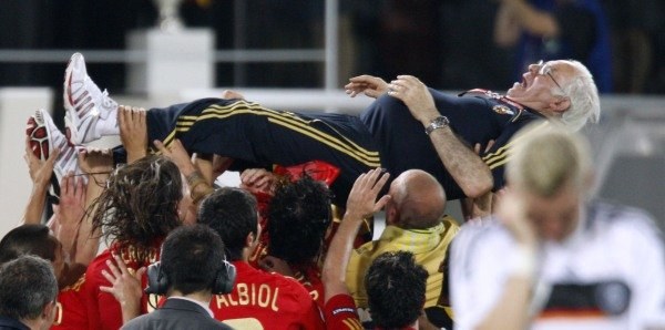 Luis Aragones na ramionach swoich piłkarzy /AFP