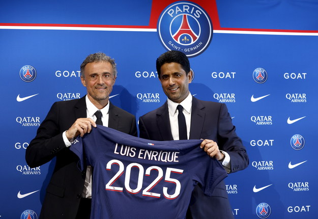 Luis Enrique (z lewej) i właściciel PSG Nasser Al-Khelaifi /YOAN VALAT  /PAP/EPA