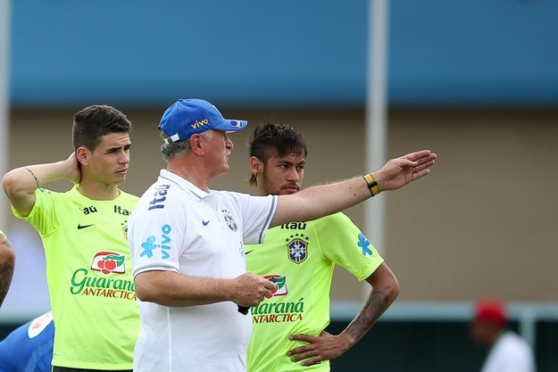 Luis Felipe Scolari udziela wskazówek Oscarowi (po lewej) i Neymarowi podczas treningu /FERNANDO BIZERRA JR. /PAP/EPA
