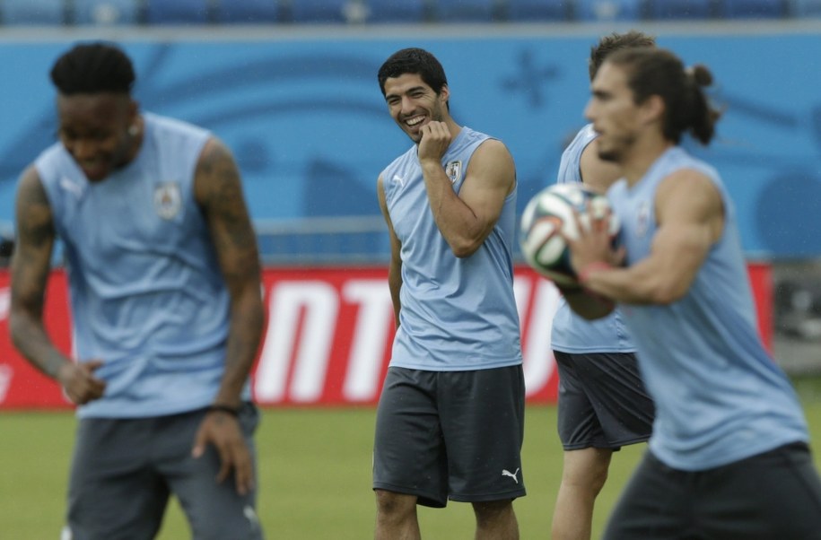 Luis Suarez i jego koledzy z zespołu w czasie treningu /LAVANDEIRA JR /PAP/EPA