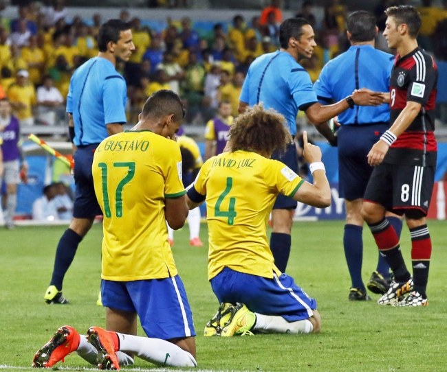 Luiz Gustavo i David Luiz na kolanach /PAP/EPA/Dennis Sabangan /PAP/EPA