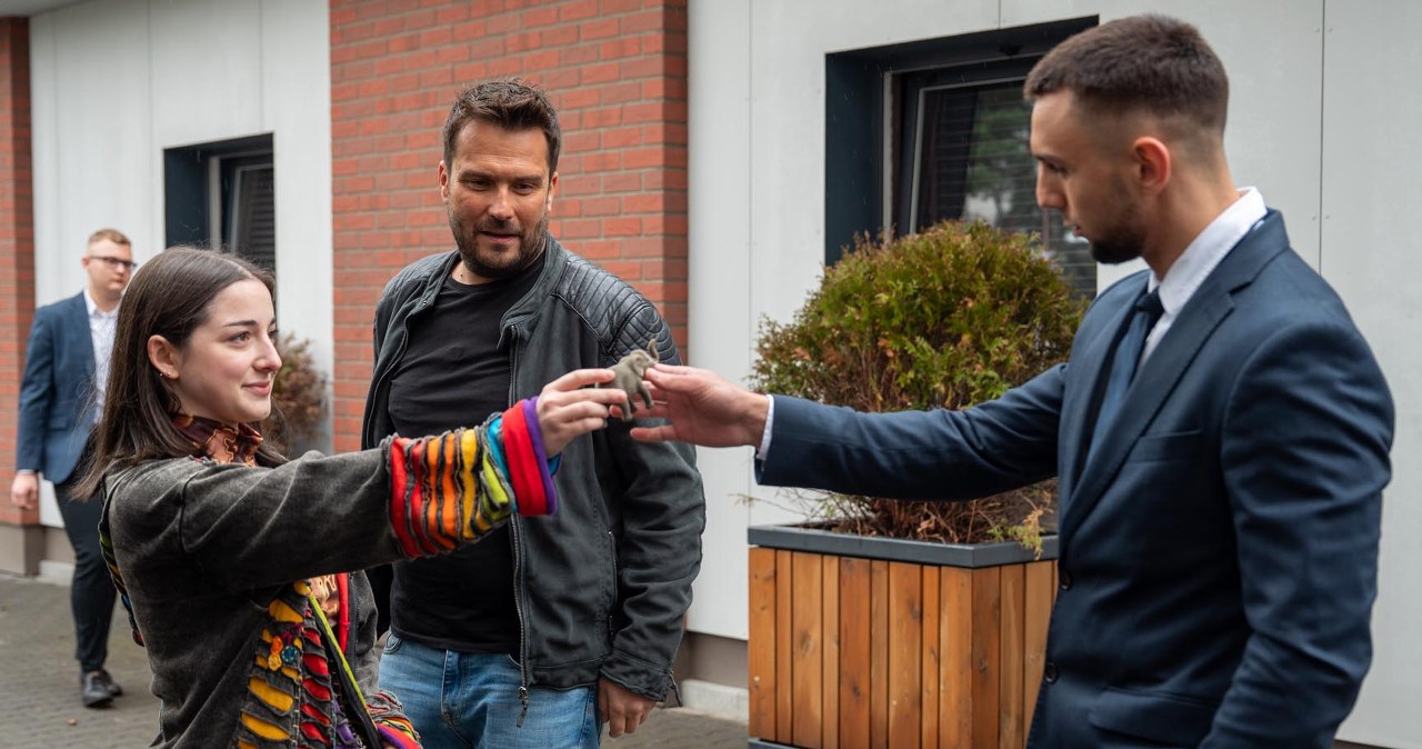 Luiza przekaże bratu małego słonika na szczęście /Źródło: AIM