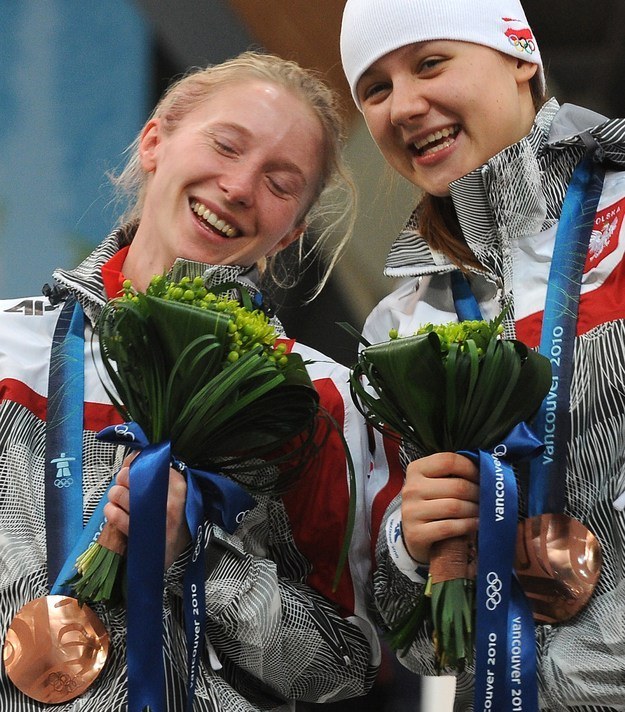 Luiza Złotkowska z brązowym medalem (L) /AFP