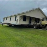 Luizjana: Nielegalnie transportowali dom. Taranowali drzewa i słupy