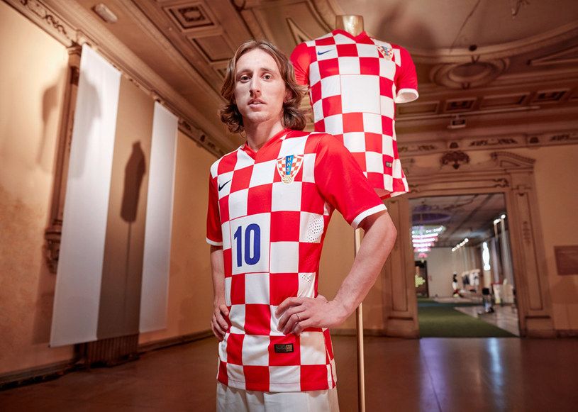 Luka Modrić prezentuje strój Chorwacji na mundial 2014 /materiały prasowe
