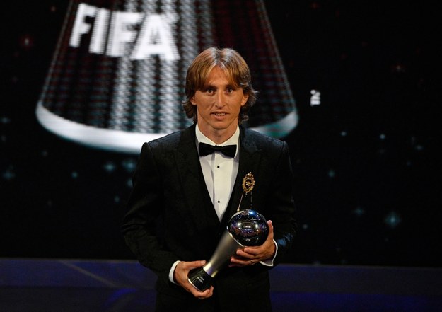 Luka Modrić z nagrodą dla najlepszego piłkarza w plebiscycie FIFA /NEIL HALL /PAP/EPA