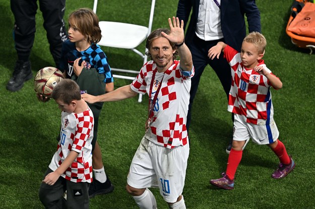 Luka Modrić ze swoimi dziećmi po meczu o trzecie miejsce MŚ /Noushad Thekkayil /PAP/EPA