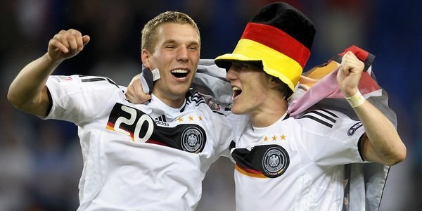 Lukas Podolski i Bastian Schweinsteiger świętują awans do finału Euro 2008 /AFP