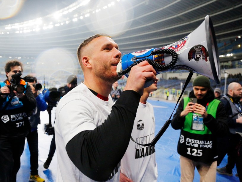 Lukas Podolski najpierw udzielił wywiadu, a teraz dobitnie reaguje. Dolał oliwy do ognia