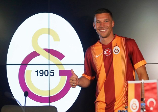 Lukas Podolski po podpisaniu kontraktu z Galatasaray /PAP/EPA/ULAS YUNUS TOSUN  /PAP/EPA