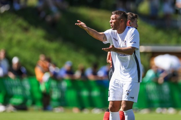 Lukas Podolski podczas sparingu Górnika z Schalke /Tim Rehbein /PAP/DPA