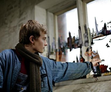 Lukas Schwarz Thorsteinsson w scenie z filmu "Drapacz chmur"