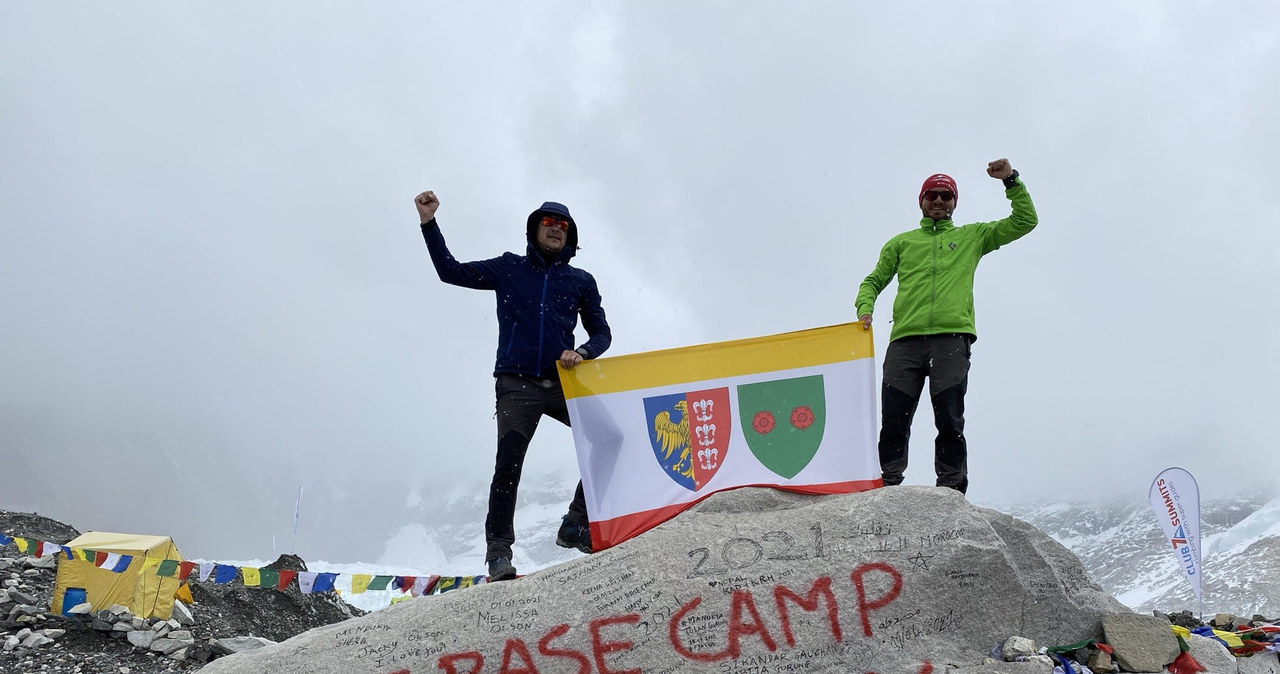 Łukasz Adamczyk i Sebastian Sojka marzą o tym, aby flaga Bielska Białej zatrzepotała na szczycie  Mount Everest /fot. archiwum rozmówcy /materiały prasowe