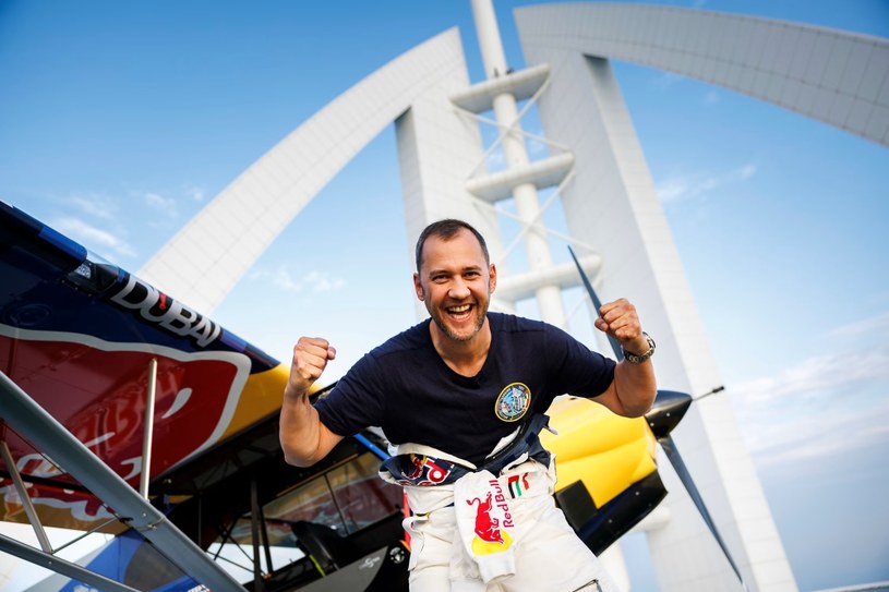Łukasz Czepiela to zawodowy pilot, który zdobył tytuł mistrza świata Red Bull Air Race w klasie Challenger Cup. Jeśli ktoś miał dokonać niemożliwego, to właśnie on /Samo Vidic/Red Bull Content Pool /domena publiczna