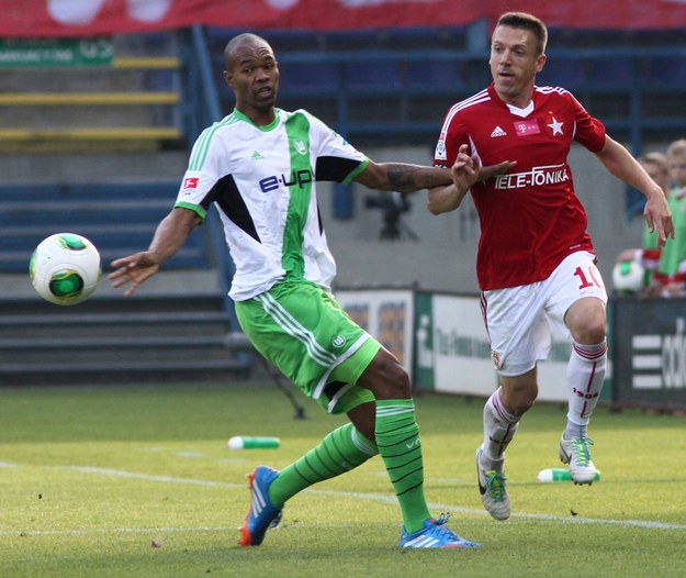 Łukasz Garguła (P) z Wisły oraz Naldo (L) z VfL Wolfsburg /Jacek Bednarczyk /PAP