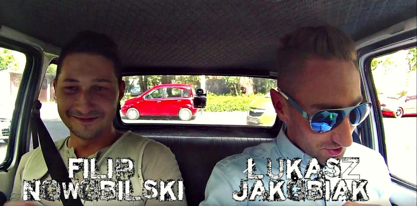 Łukasz Jakóbiak za kierownicą białego Fiata 126p /YouTube