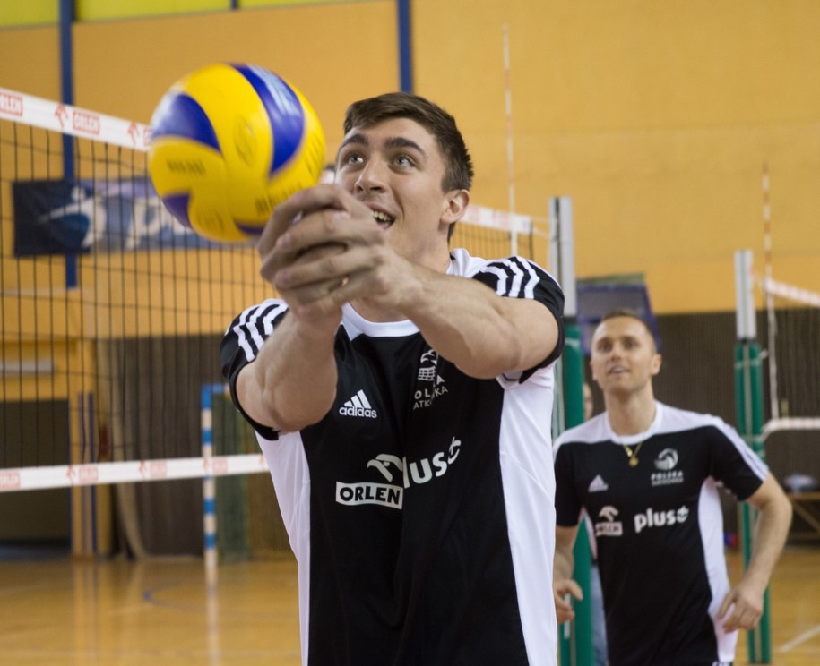 Łukasz Kaczmarek i Paweł Zatorski podczas otwartego dla mediów treningu kadry narodowej siatkarzy na zgrupowaniu w Spale /Grzegorz Michałowski /PAP