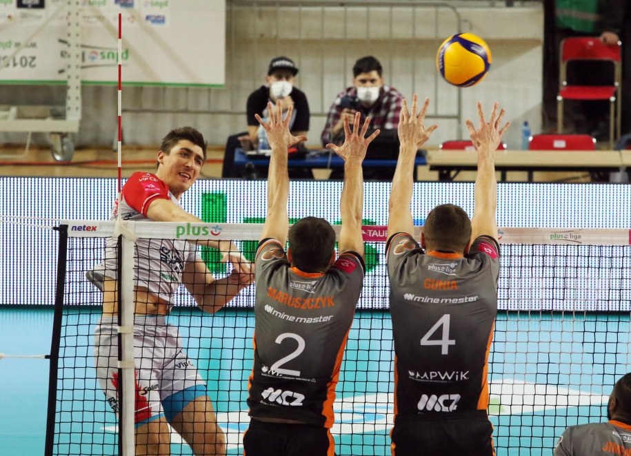 Łukasz Kaczmarek (po lewej) w ligowym pojedynku Grupy Azoty Zaksa Kędzierzyn-Koźle z Cuprum Lubin /Krzysztof Świderski /PAP