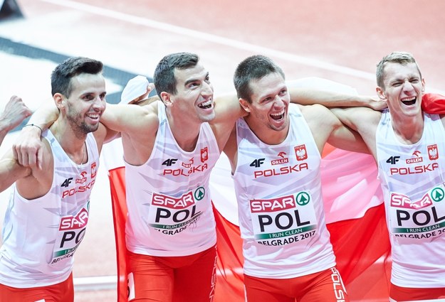 Łukasz Krawczuk, Rafał Omelko, Kacper Kozłowski i Przemysław Waściński na mecie biegu sztafetowego meżczyzn 4x400 m, podczas halowych mistrzostw Europy w lekkiej atletyce w Belgradzie. /Adam Warżawa /PAP